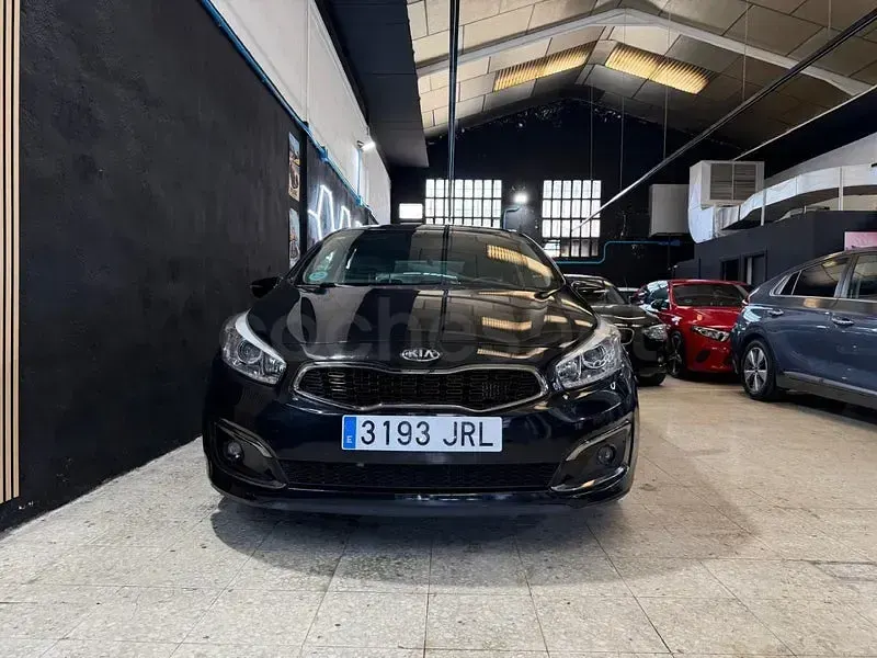 Usado Kia Ceed 100 CV (73 kW) 2016 Negro Utilitario