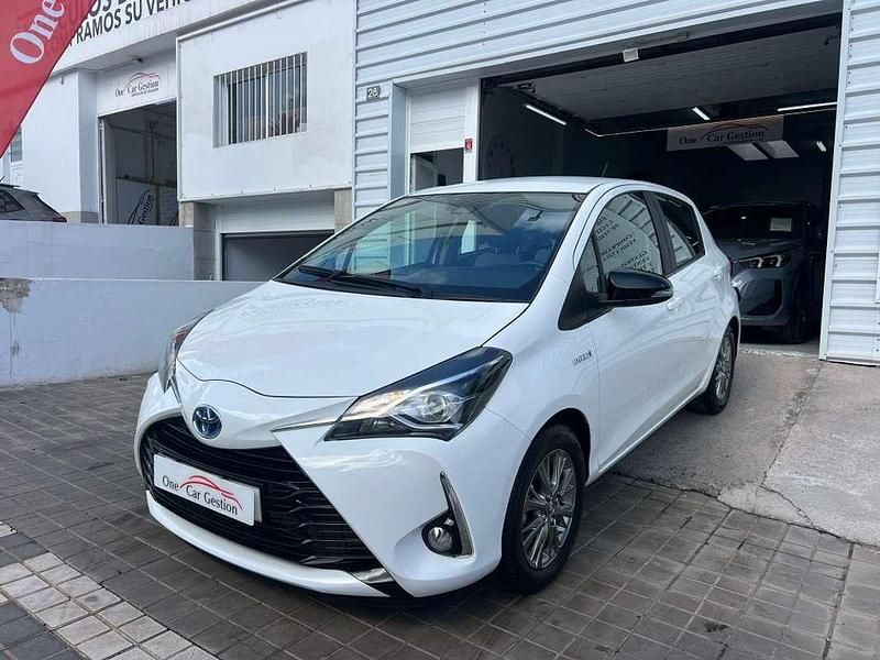 Usado Toyota Yaris Hybrid Active 100 CV (73 kW) 2020 Blanco Utilitario