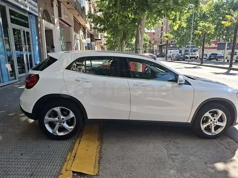 Usado Mercedes GLA200 156 CV (114 kW) 2019 Blanco SUV