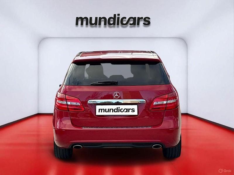 Usado Mercedes B180 AMG line 109 CV (80 kW) 2013 Rojo Monovolumen