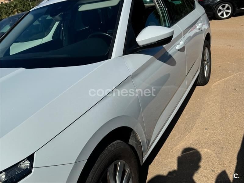 Usado Skoda Kamiq 110 CV (80 kW) 2022 Blanco SUV