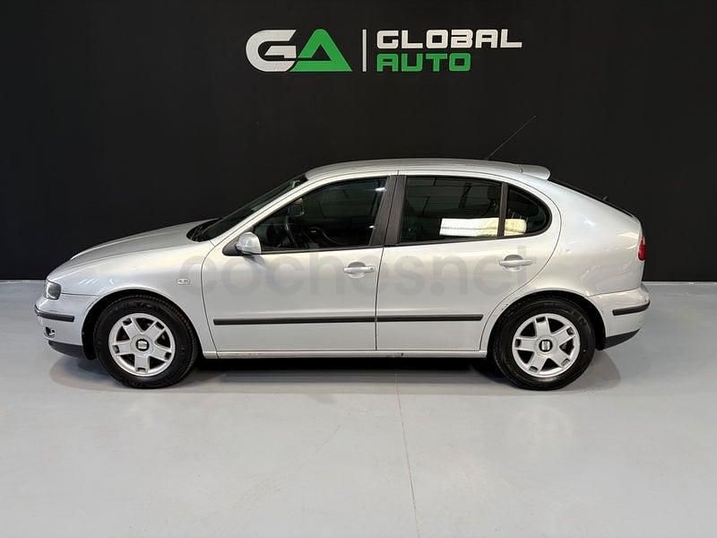 Usado Seat Leon Sport 105 CV (77 kW) 2002 Gris / plata Utilitario