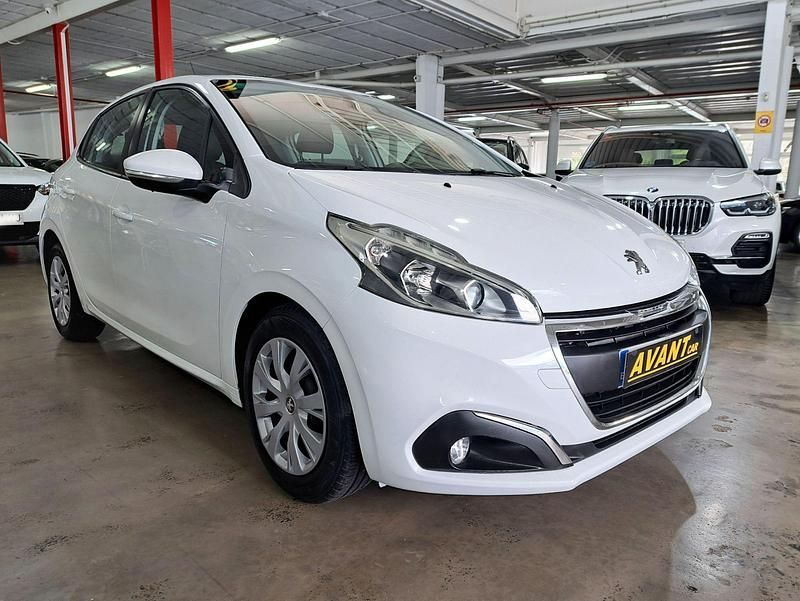 Usado Peugeot 208 Active 100 CV (73 kW) 2019 Blanco Utilitario