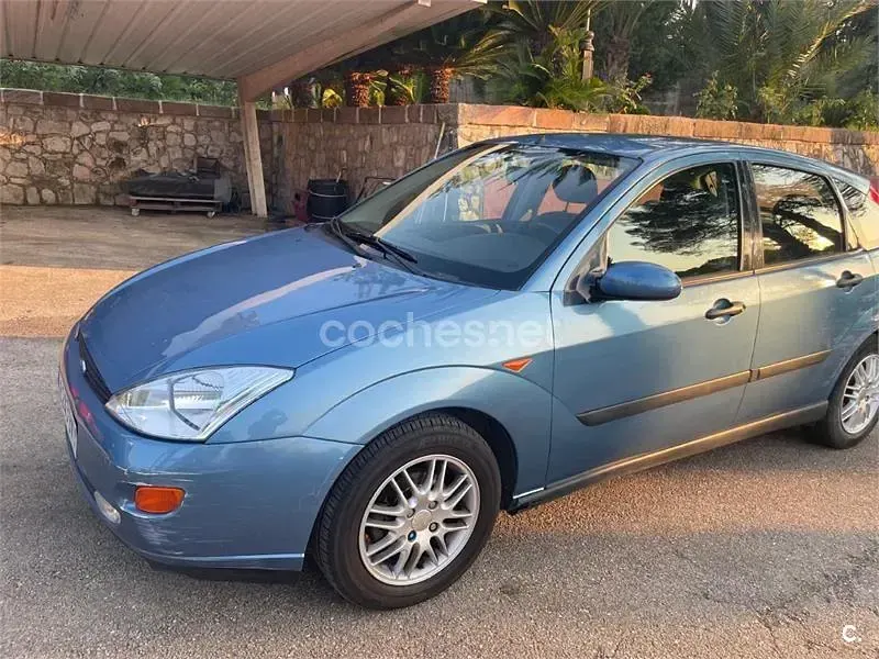 Usado Ford Focus Ambiente 100 CV (73 kW) 2001 Azul Berlina