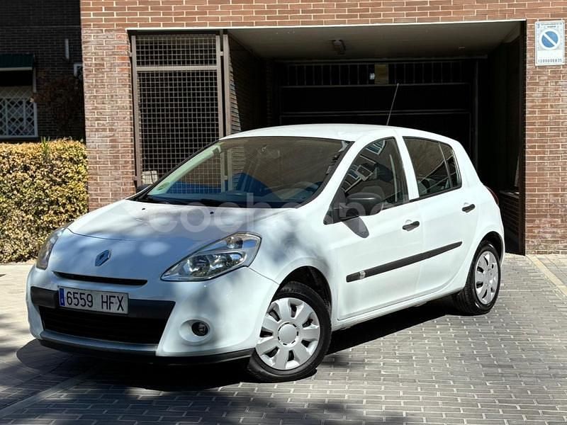 Begagnad Renault Clio II Business 75 HK (55 kW) 2011 Vit Sedan