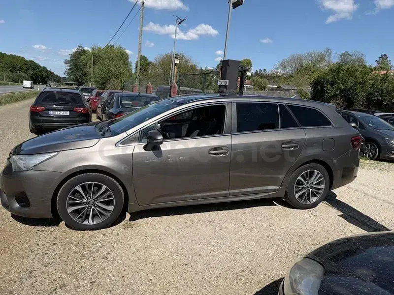 Usado Toyota Avensis Business Edition 143 CV (105 kW) 2017 Amarillo Familiar