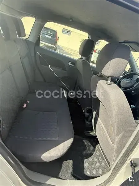 Usado Ford Fiesta Trend 68 CV (50 kW) 2003 Gris / plata Utilitario
