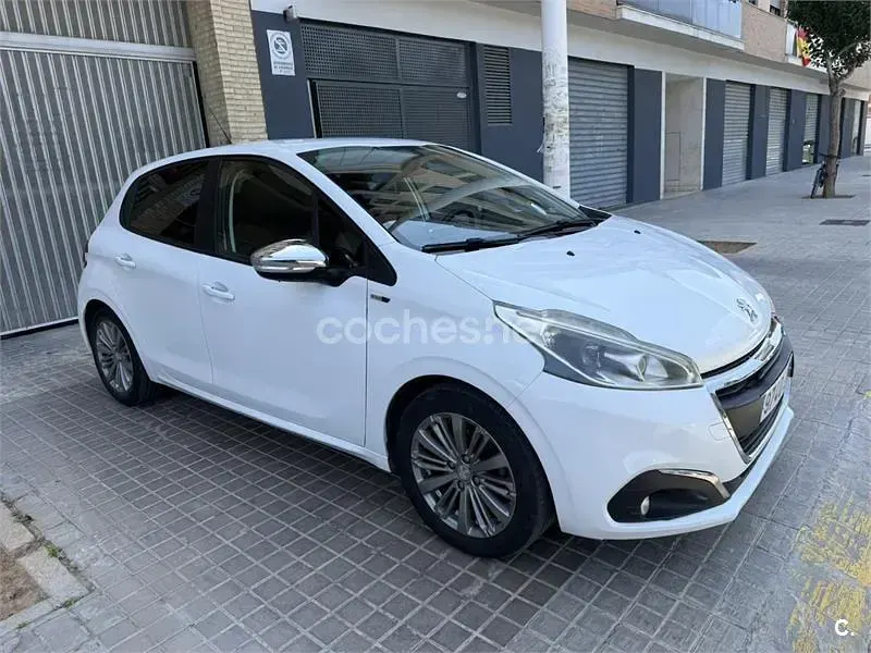 Usado Peugeot 208 Active 82 CV (60 kW) 2017 Blanco Utilitario