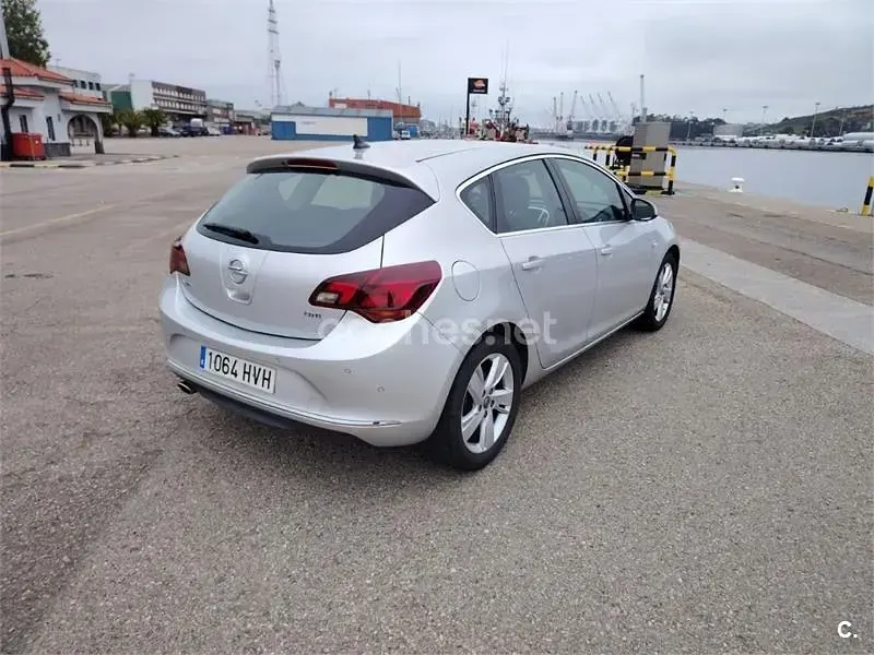 Usado Opel Astra Excellence 165 CV (121 kW) 2014 Gris / plata Berlina