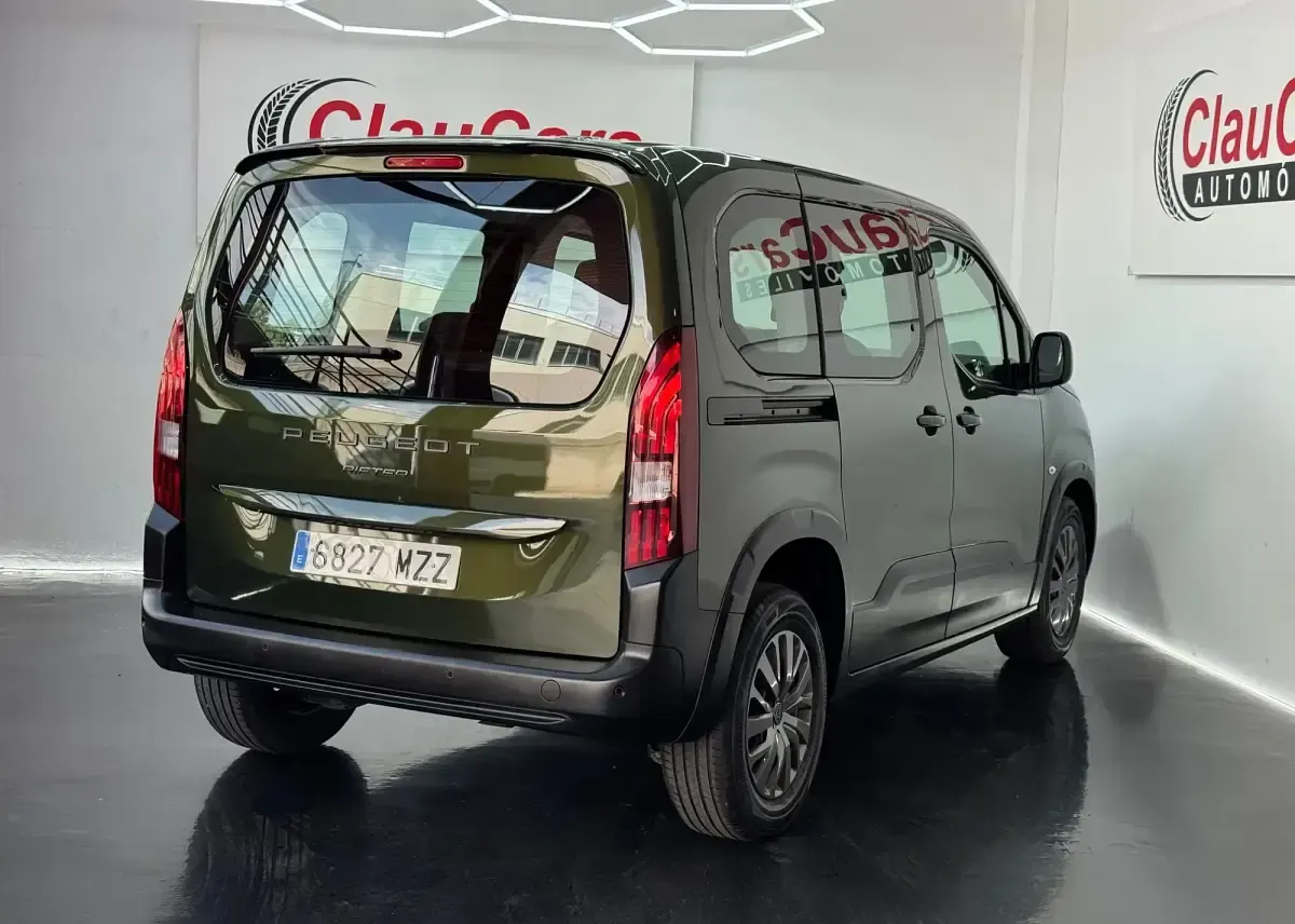 Usado Peugeot Rifter Allure 100 CV (73 kW) 2025 Verde Monovolumen