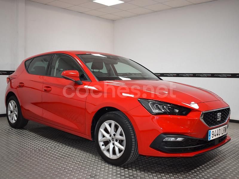 Usado Seat Leon Style 130 CV (95 kW) 2021 Rojo Berlina