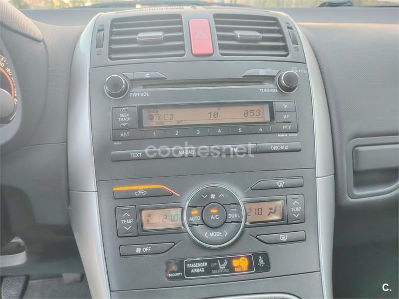 Usado Toyota Auris Active 90 CV (66 kW) 2011 Gris / plata Utilitario