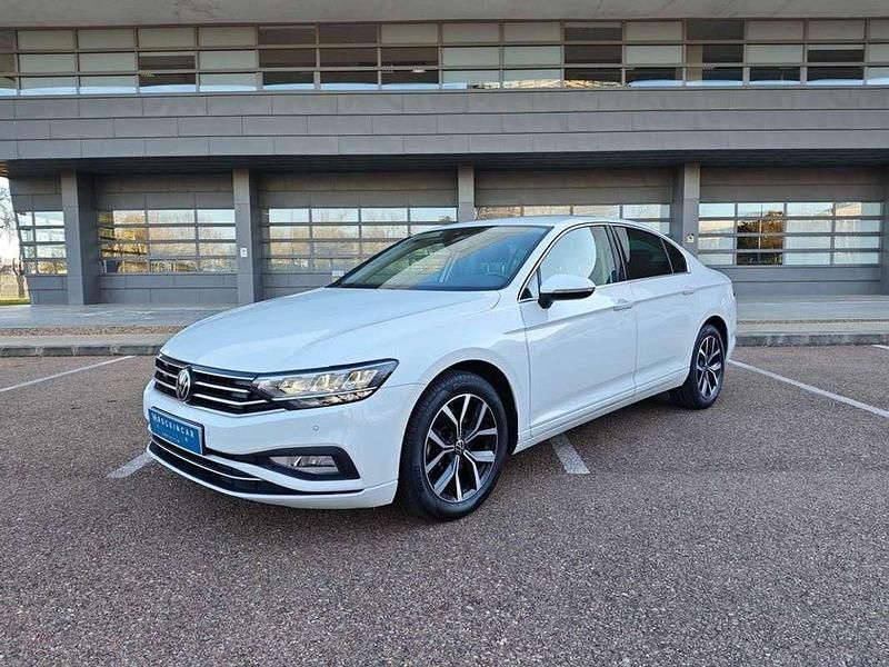 Usado VW Passat Executive 150 CV (110 kW) 2022 Blanco Familiar