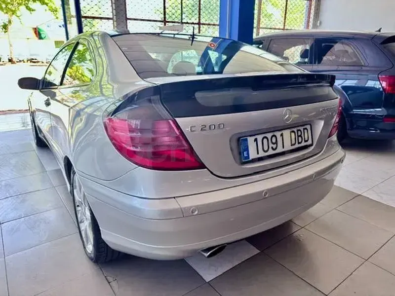 Usado Mercedes C200 163 CV (119 kW) 2002 Gris / plata Berlina