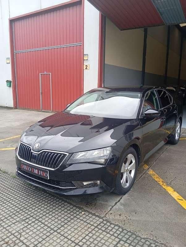 Usado Skoda Superb Active 150 CV (110 kW) 2018 Negro Berlina