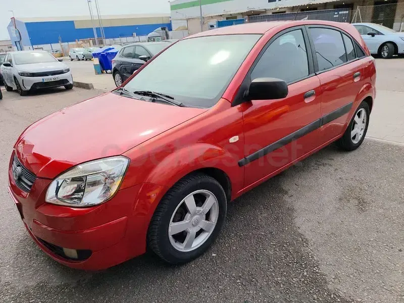 Usado Kia Rio EX 110 CV (80 kW) 2006 Rojo Berlina