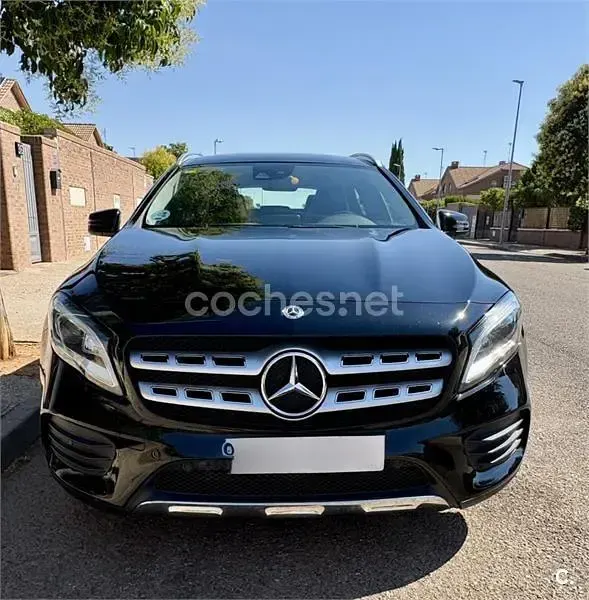 Usado Mercedes GLA180 122 CV (89 kW) 2020 Negro SUV