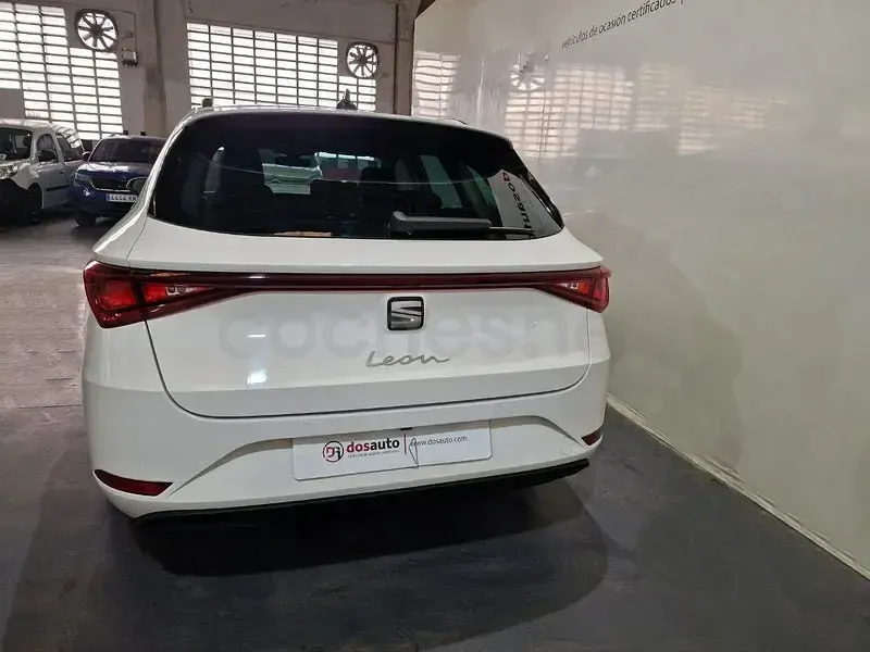 Usado Seat Leon Style 150 CV (110 kW) 2021 Blanco Familiar