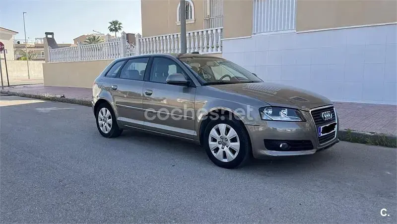 Usado Audi A3 Ambiente 105 HP (77 kW) 2010 Bege Citadino