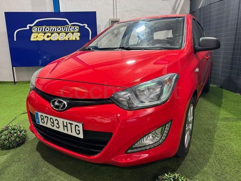 Usado Hyundai i20 90 CV (66 kW) 2013 Rojo Utilitario