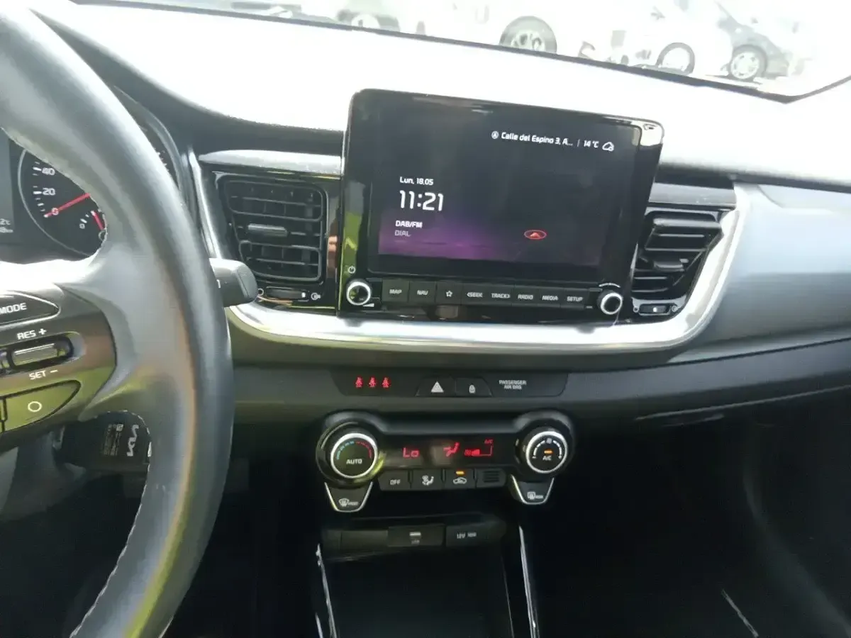 Usado Kia Stonic 120 CV (88 kW) 2022 Gris / plata SUV