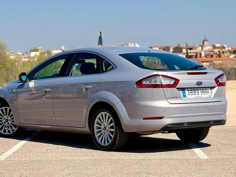 Usado Ford Mondeo Titanium 140 CV (102 kW) 2011 Gris / plata Berlina