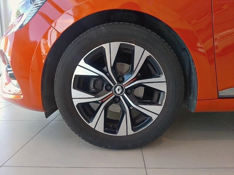 Usado Renault Clio V LIMITED 91 CV (66 kW) 2022 Naranja Berlina