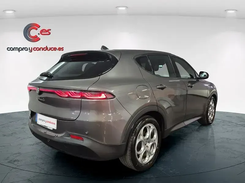 Usado Alfa Romeo Tonale Sprint 130 CV (95 kW) 2022 Gris / plata SUV