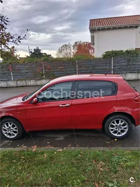 Usado Alfa Romeo 147 Distinctive 105 CV (77 kW) 2004 Rojo Utilitario