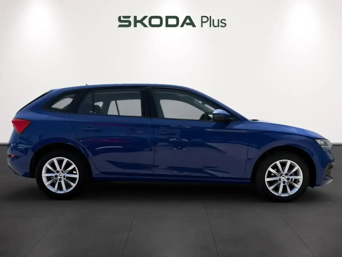 Usado Skoda Scala Active 95 CV (69 kW) 2022 Azul Utilitario