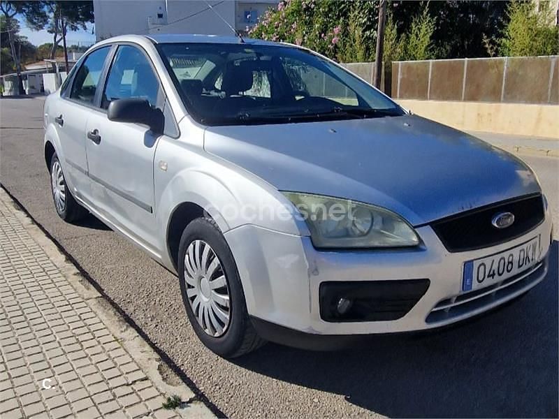 Gris / plata Usado 2005 Ford Focus Trend Berlina | 1999 € (Buen precio) - Imagen 1/4