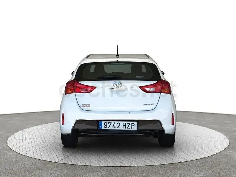 Usado Toyota Auris Active 132 CV (97 kW) 2014 Blanco Berlina