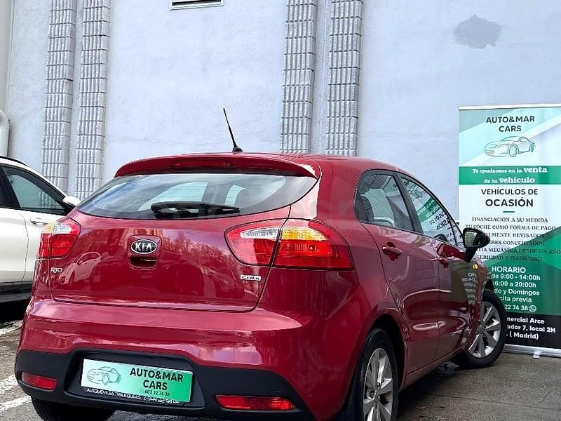 Usado Kia Rio 90 CV (66 kW) 2012 Granate Berlina