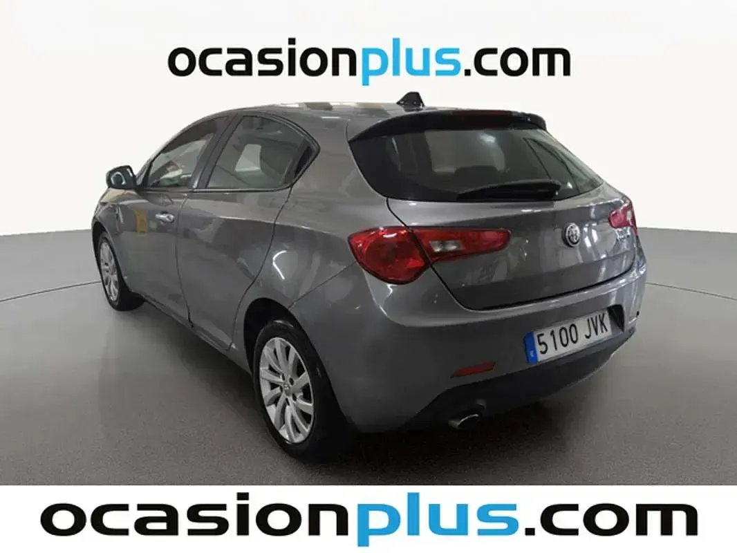 Usado Alfa Romeo Giulietta 120 CV (88 kW) 2016 Gris / plata Berlina