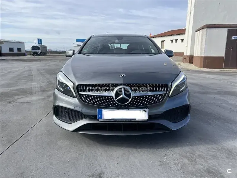 Usado Mercedes A180 122 CV (89 kW) 2018 Gris / plata Berlina