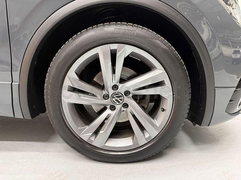 Usado VW Tiguan R-line 150 CV (110 kW) 2022 Gris / plata SUV