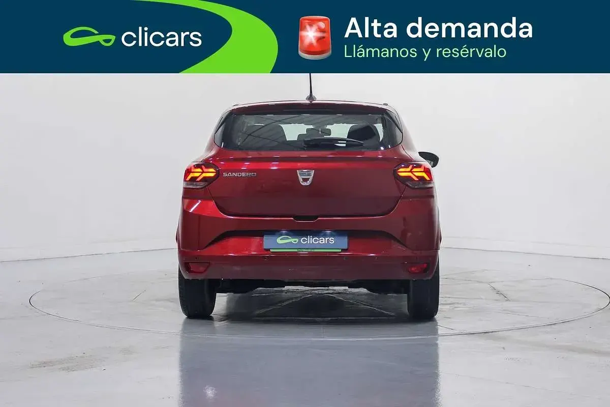 Usado Dacia Sandero Comfort 101 CV (74 kW) 2022 Rojo Utilitario