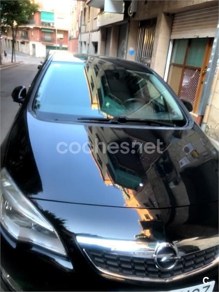 Usado Opel Astra Selective 115 CV (84 kW) 2011 Negro Familiar