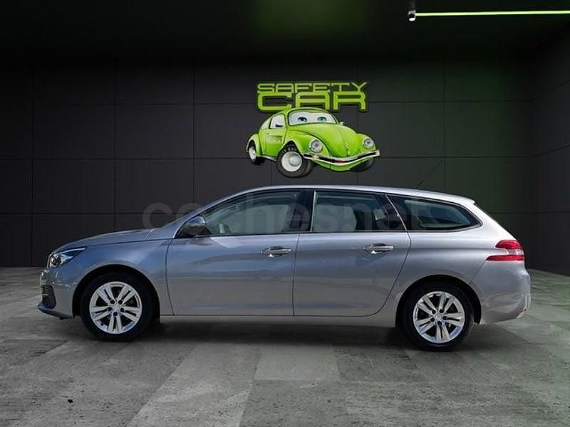Usado Peugeot 308 Active 100 CV (73 kW) 2020 Gris / plata Familiar