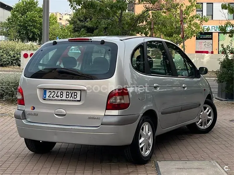 Usado Renault Scenic E-Tech 110 CV (80 kW) 2002 Gris / plata Monovolumen