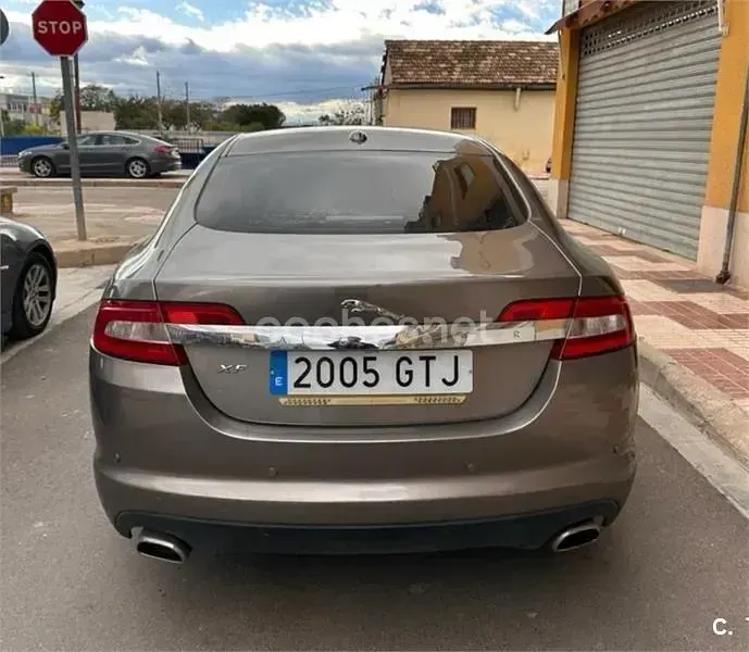 Usado Jaguar XF Luxury 240 CV (176 kW) 2010 Gris / plata Berlina
