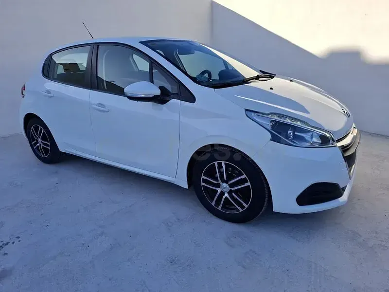 Usado Peugeot 208 Active 99 CV (72 kW) 2019 Blanco Utilitario