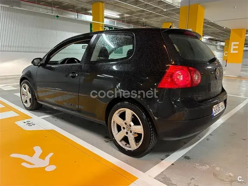 Usado VW Golf V Highline 140 CV (102 kW) 2007 Negro Berlina