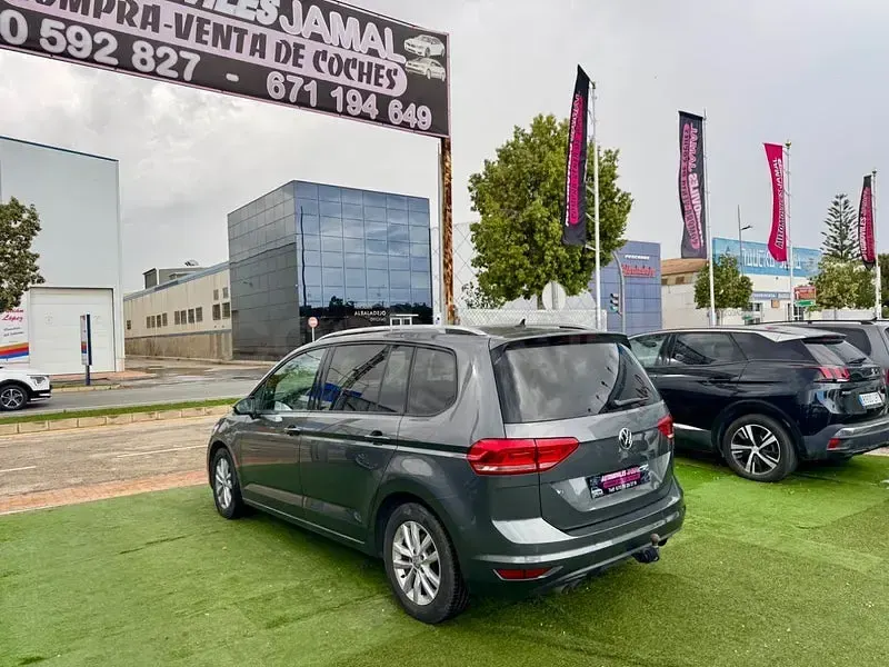 Usado VW Touran Sportline 150 CV (110 kW) 2018 Gris / plata Monovolumen