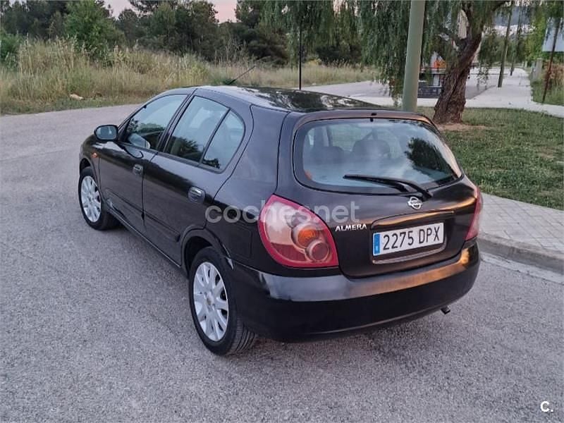 Usado Nissan Almera Pack 98 CV (72 kW) 2005 Negro Berlina