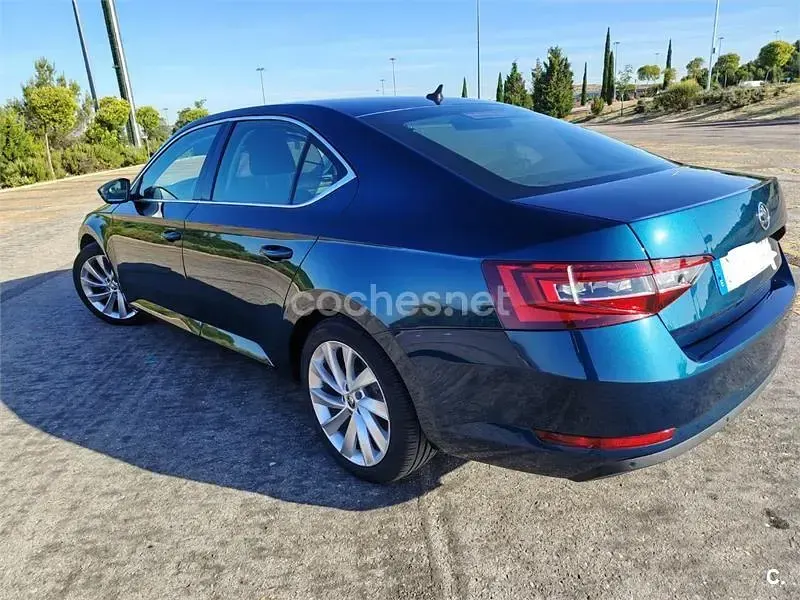Usado Skoda Superb Style 190 CV (139 kW) 2016 Azul Berlina