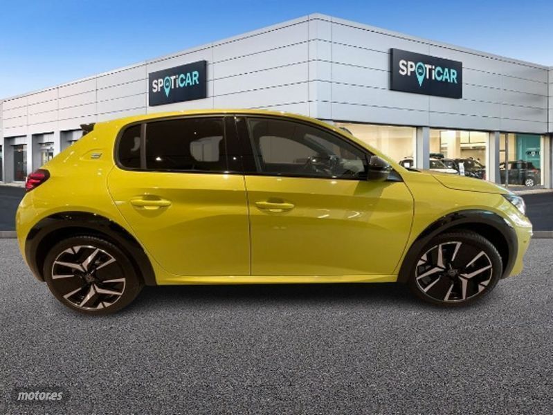 Usado Peugeot e-208 GT 114 kW (156 CV) 2024 Amarillo Utilitario