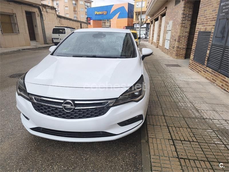 Usado Opel Astra Dynamic 125 CV (91 kW) 2018 Blanco Familiar