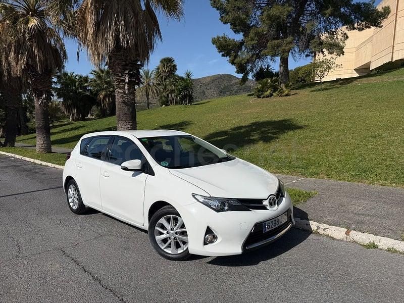 Usado Toyota Auris Active 132 CV (97 kW) 2014 Blanco Berlina
