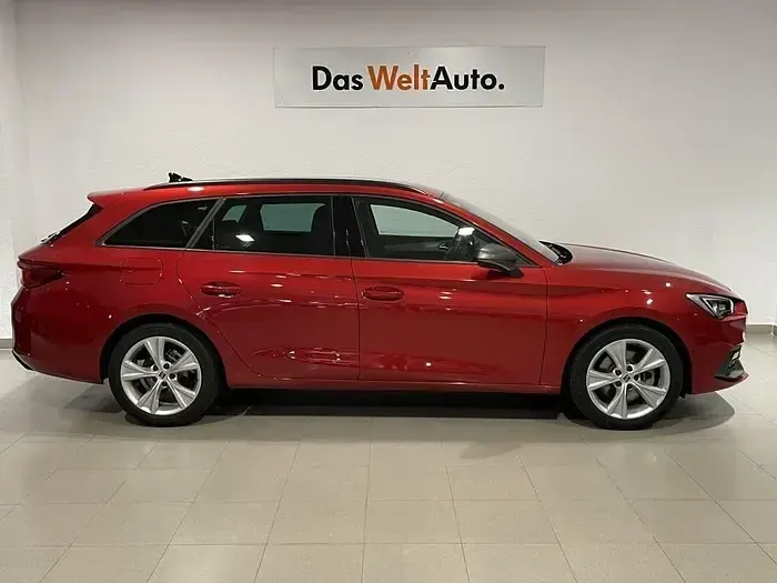 Usado Seat Leon FR 150 CV (110 kW) 2025 Rojo Familiar